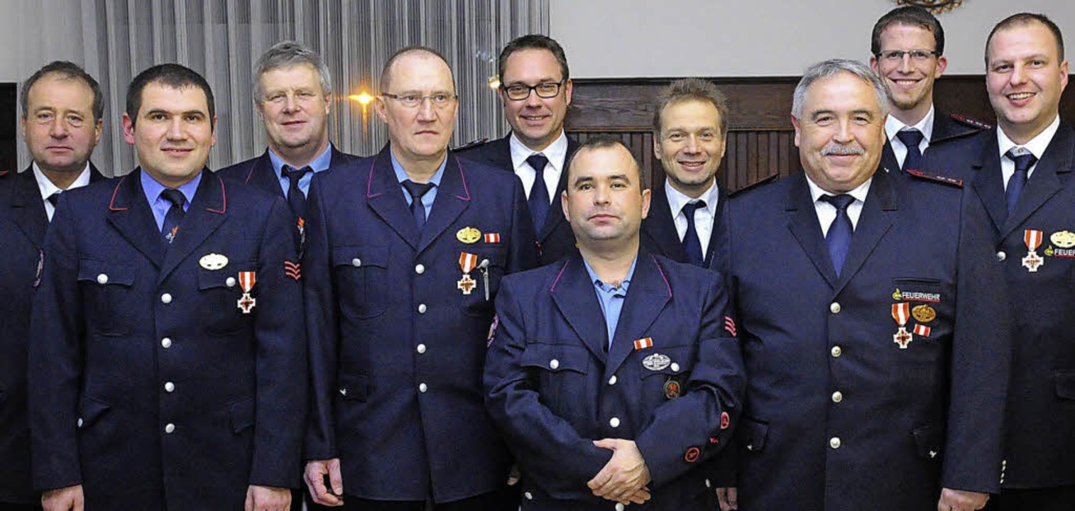 Der Kürzeller Abteilungskommandant Fre...e  Reihe von Feuerwehrmännern ehren.    | Foto: wolfgang künstle