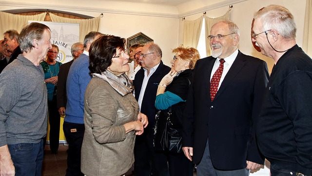 Zeit fr Gesprche: Gerold Eichhorn (z...ts) beim Neujahrsempfang im Schlssle   | Foto: heidi fssel