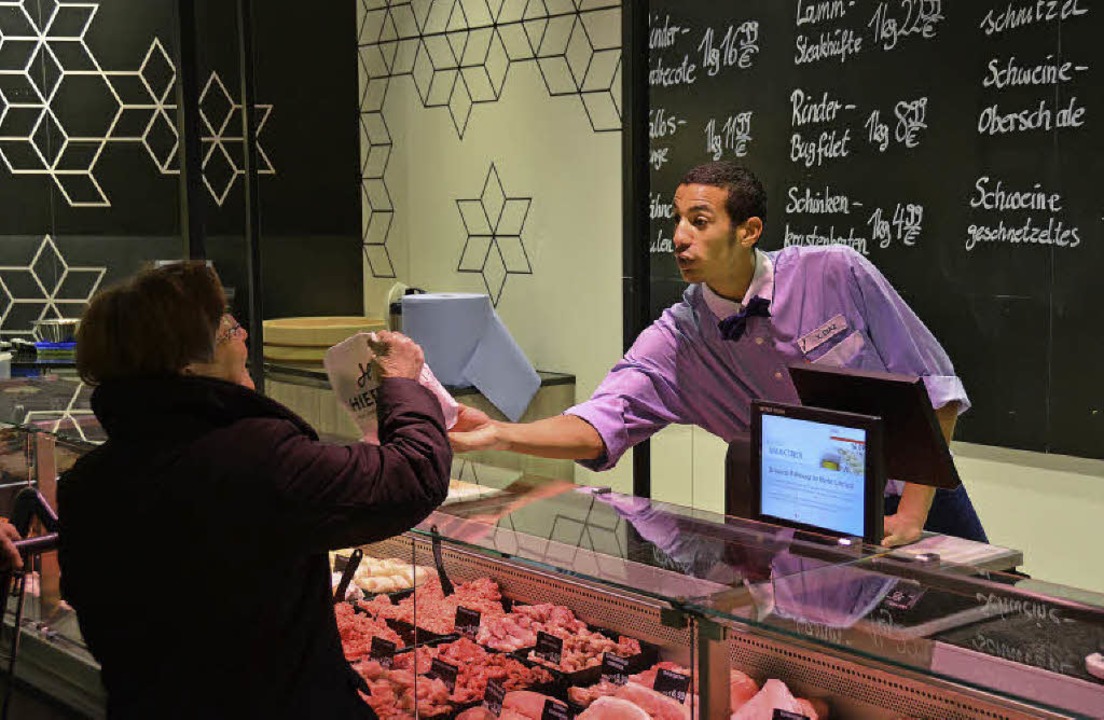 Manchmal sprechen die Kunden auch Spanisch mit dem Auszubildenden  Xavi Diaz.   | Foto: Dorothee Soboll