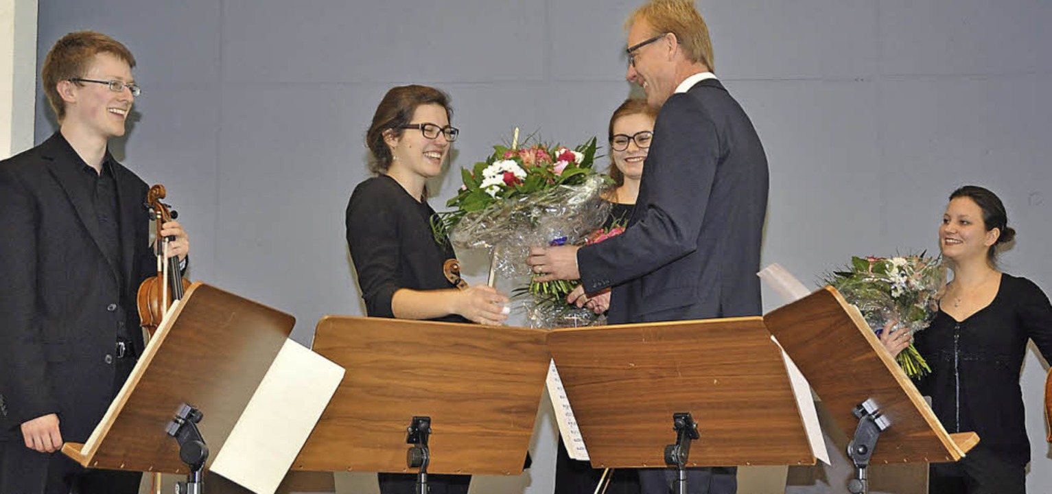 Aus Bürgermeister Jörg Kindel dankte dem Quasar-Quartett.  | Foto: Julius Steckmeister
