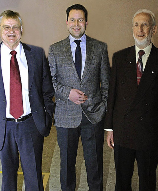 Vorsitzender Martin Uhl (Mitte) mit se... sowie dem Geehrten Joseph Vorgrimler   | Foto: Sophia Hessler