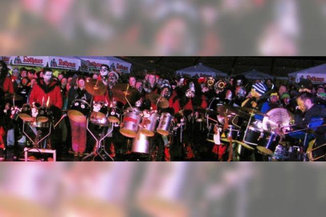 Guggenmusikgruppen gratulieren mit einem Monsterkonzert