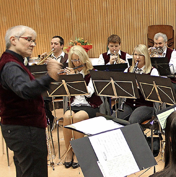Der Musikverein Schlächtenhaus-Hofen spielte beim Bürgertreff.  | Foto: Anja Bertsch