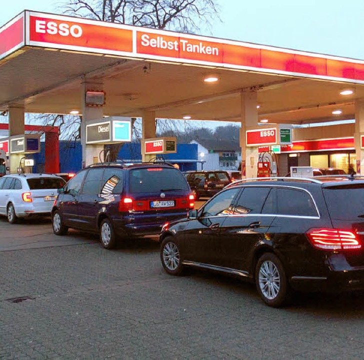 Stau vor den Zapfsäulen einer Tankstel...nzin jetzt teurer als in Deutschland.   | Foto: Michael Gottstein