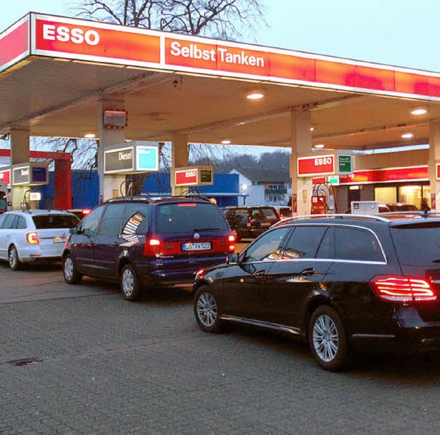 Stau vor den Zapfsulen einer Tankstel...nzin jetzt teurer als in Deutschland.   | Foto: Michael Gottstein