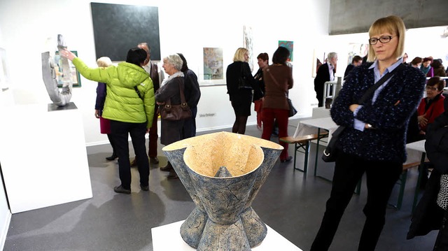 Eine Gefskulptur des Keramikers Manf...re des Artforums die Blicke auf sich.   | Foto: Breithaupt