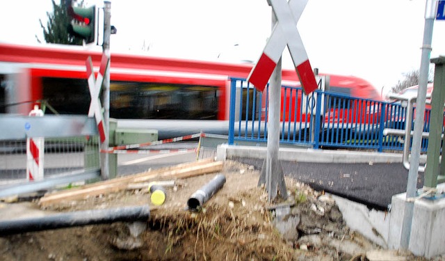 Die Schlieung des Bahnbergangs Grenz...erfhrung ist noch nicht freigegeben.   | Foto: Ralf Staub