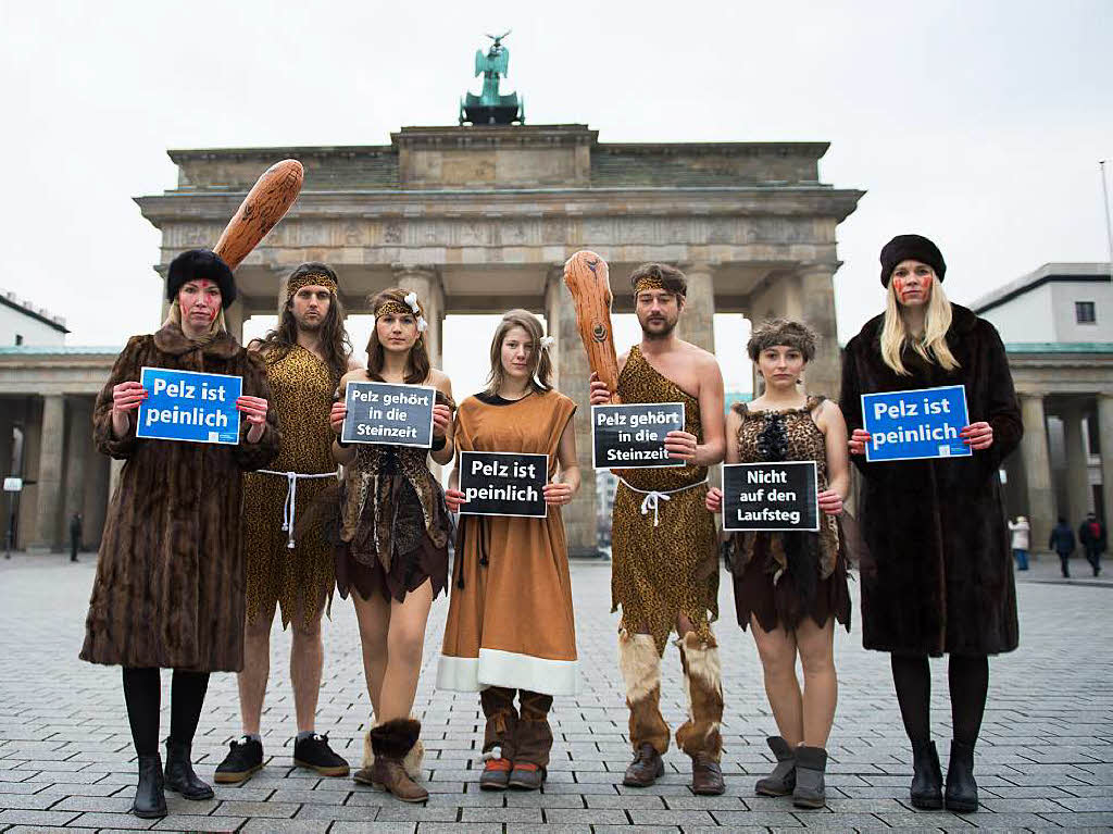 Aktivisten des "Deutschen Tierschutzbros" stehen vor dem Brandenburger Tor. Die Tierschtzer protestieren gegen das Tragen von Pelzen.