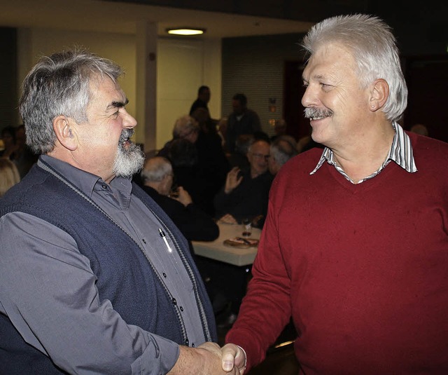 Kuno Kmmerle (rechts) schied nach 15 ...verein aus. Friedrich Oesterle dankte.  | Foto: Werner Schnabl