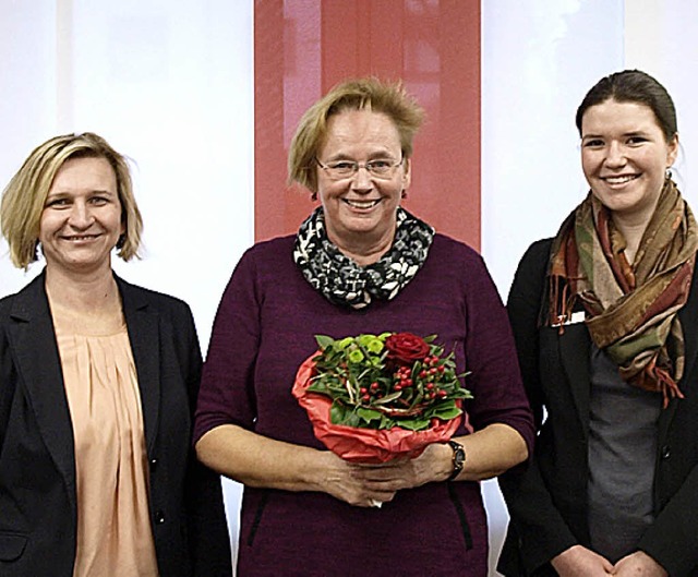 Marianne Wlki (Mitte) freut sich: Spa... der glcklichen Gewinnerin herzlich.   | Foto: Sparkasse