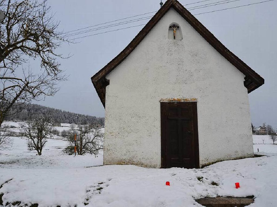 An  der Hofkapelle stehen Kerzen zum Gedenken an den Jungen.  | Foto: Ralf Morys
