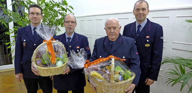 Rudolf Weber  (2. von rechts) und Helm...re Verdienste um die Feuerwehr geehrt.  | Foto: Eberhard Weiss