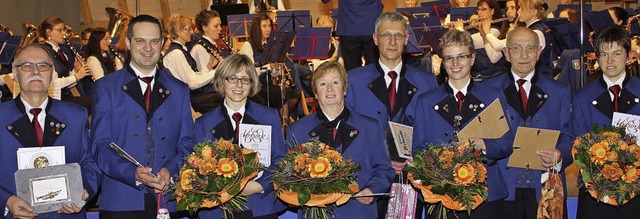 Langjhrige Treue zum Musikverein Eise...ner Grode und Helen Pfaff (von links).  | Foto: Gert Brichta