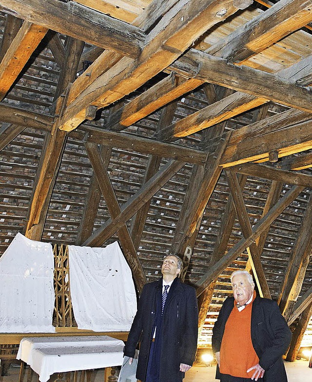 Architekt Mario Eggen (links)  und Vor...en Dachstuhl des Eschbacher Castells.   | Foto: volker mnch