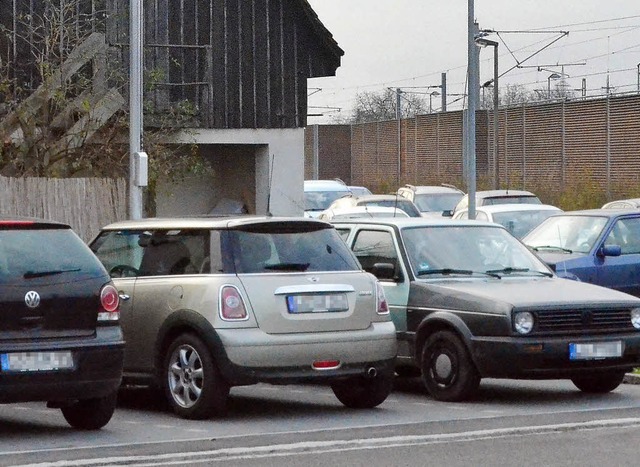 Die Parkpltze am Eimeldinger Busbahnh...nd auch ohne Geschftshaus schon voll.  | Foto: Langelott