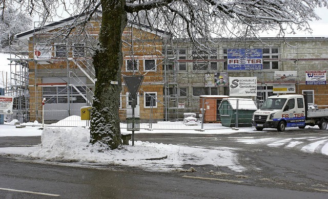 Der Platz vor dem Gemeindesaal in Rotz...um rund 30000 Euro teurer als geplant.  | Foto: werner probst