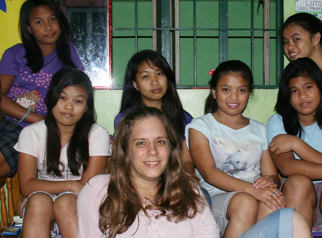 Daniela Rhle (vorne Mitte) mit ihren ...lingen im Wohnhaus im Slum von Manila   | Foto: PRIVAT