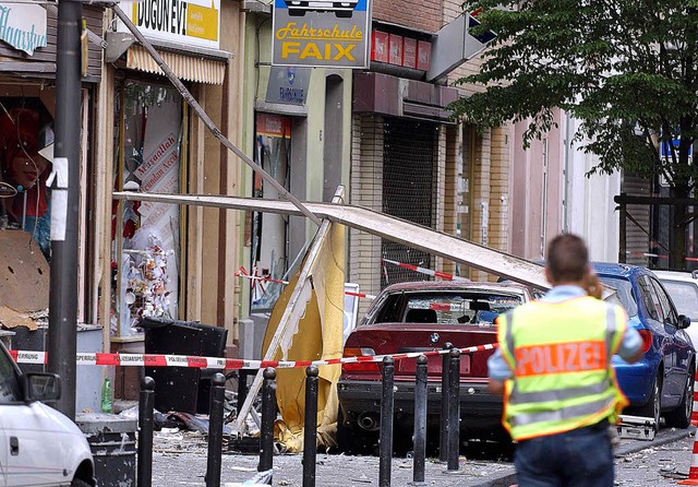 Nach der Bombenexplosion: zerstrte Geschfte in der Klner Keupstrae  | Foto: dpa