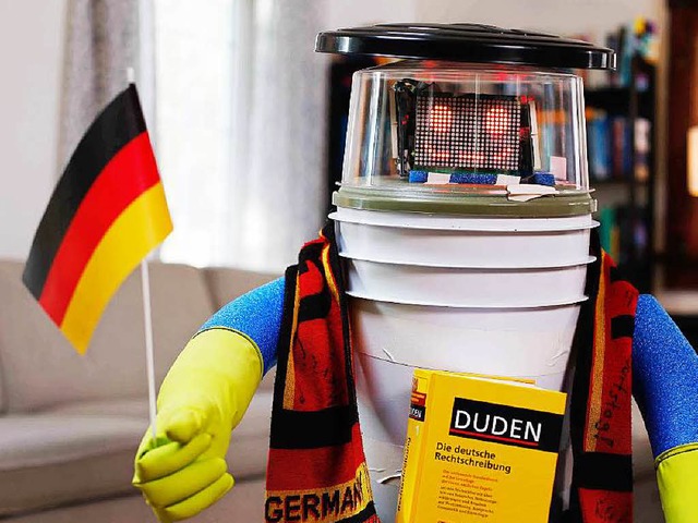 Muss jetzt Deutsch lernen: Hitchbot   | Foto: dpa