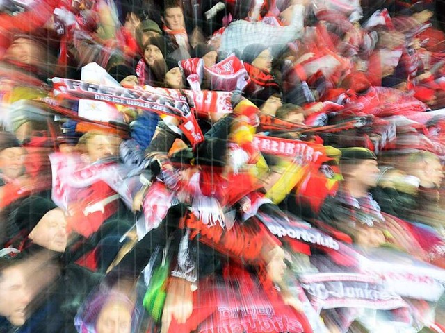 Der SC Freiburg und seine Fans sehnen ...211; doch noch ist nichts entschieden.  | Foto: dpa