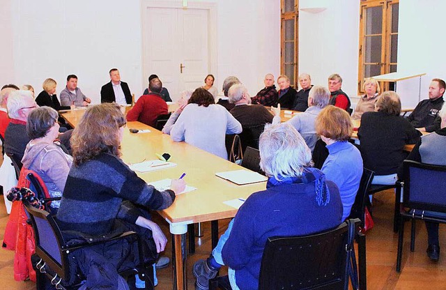 Die  Pltze  im Ratssaal  waren  bis  ...  Tisch fr  Integration  in Sulzburg.  | Foto: Ingeborg Grziwa