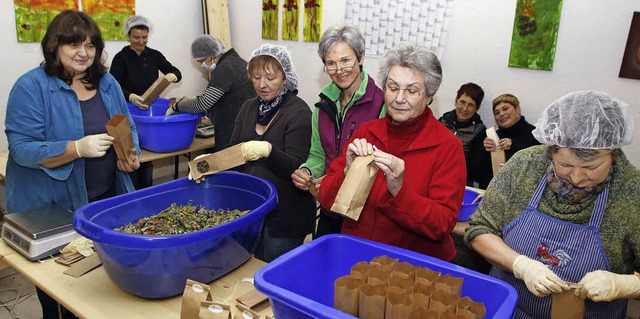 Beim Krutertee verpacken: die Projekt...n von Elke Reitter-Lichtblau (links).   | Foto: heidi fssel