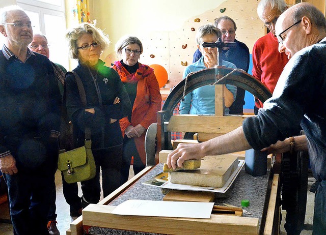 Mit einer umgebauten Wschemangel druckt Paul Revellio seine Lithagrafien.  | Foto: Sebastian Barthmes