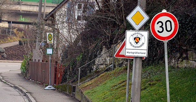 Viele Autofahrer haben sich an der Kre...ange die Bushaltestelle noch dort ist.  | Foto: Marco Schopferer