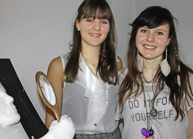 Wie verwandelt: die Organisatorinnen d...Monia Sto und Julia Abels (von links)  | Foto: rita freidl