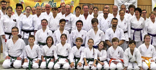 Hochzufrieden: Karateka aus ganz Sdba... Kappel ihre Grundtechnik in der Kata.  | Foto: salat