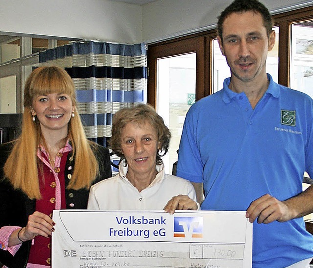 Scheckbergabe in Hinterzarten (von li...nger und Physiotherapeut Pierre Ranft.  | Foto: Joachim Frommherz