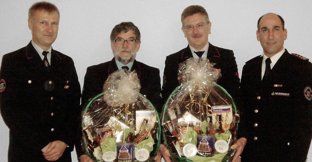 Enkensteins Abteilungskommandant  Uwe ... (Zweiter von links) und  Bernd Asal.   | Foto: Privat