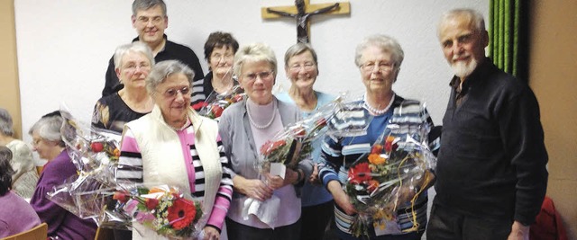 Gisela Thamm (Mitte), Christel Hartman...men Blumen von Pfarrer Schuler (re.).   | Foto: zvg