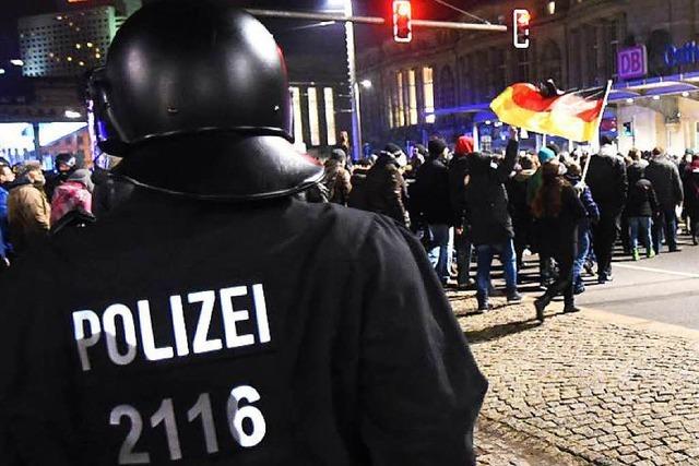 Fr und gegen Legida: Tumulte und 35.000 Demonstranten