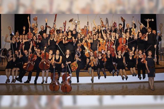 Das Per Tutti Orchester musiziert in der Steinhalle in Emmendingen