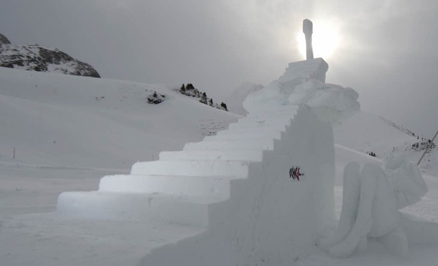 Schneeskulptur von Ralf Rosa und Peter...von Null auf Hundert durch die Wolken.  | Foto: TVB Paznaun-Ischgl