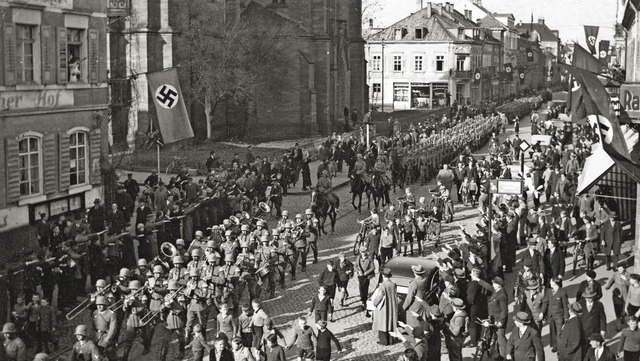 Warum folgten die Menschen Hitler? Das...n Aufmarsch zur NS-Zeit in Offenburg.   | Foto: Stadtarchiv