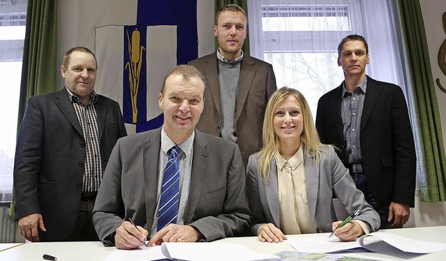 Brgermeister Jochen Fischer unterzeic...eienheim und Krzell unterschrieben.   | Foto: Christoph Breithaupt