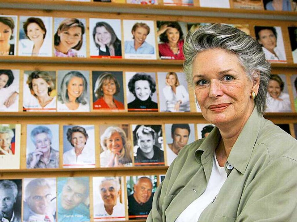 Zu alt fr die Werbung? Von wegen! Chr...inigen ihrer Models  im Hintergrund.    | Foto: DPA/OBS