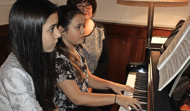 Die Schwestern Stephanie und Sabrina H...zert der Jugendmusikschule vierhndig.  | Foto: rita Freidl