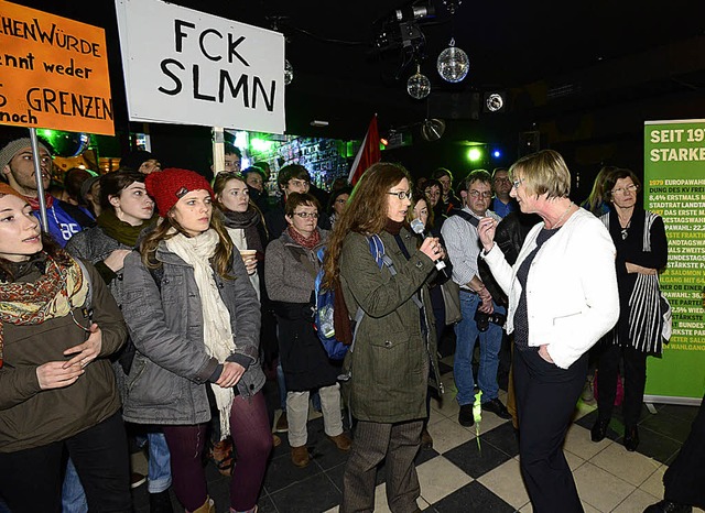 Ungebetene Gste beim grnen Neujahrse...Sitzmann im Gesprch mit Demonstrantin  | Foto: Ingo Schneider