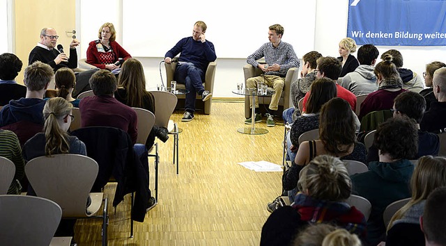 Im Gesprch: Schler vom Angell-Zentrum und Fachleute.   | Foto: schneider