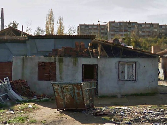 Verwstet: Das Haus der Familie Ametovic im Roma-Lager Nis.   | Foto: privat