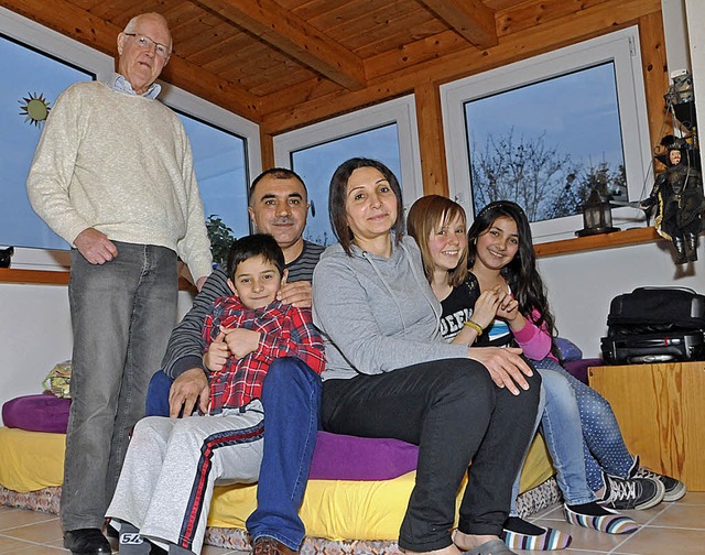 Jrgen Hfling (links) und die syrische Familie Baro  | Foto: Jehle