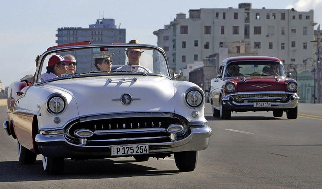 Mehr aus Not als aus Liebe: Die Kubane...rgos auf ihre US-Oldtimer angewiesen.   | Foto: dpa
