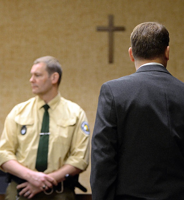 Der Angeklagte (rechts) erscheint im Anzug vor Gericht.   | Foto: DPA