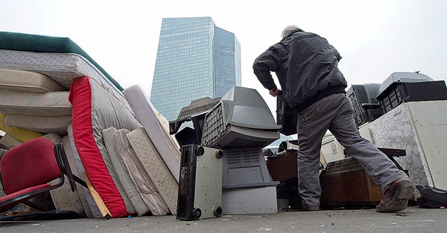 Whrend am Donnerstag  die EZB den Kau...-Zentrale in Frankfurt Sperrmll ab.    | Foto: dpa