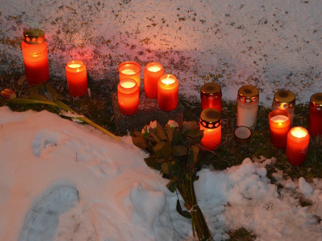 Trauer in Lenzkirch: Kerzen fr den to..., in dem der Dreijhrige gelebt hatte.  | Foto: Ralf Morys