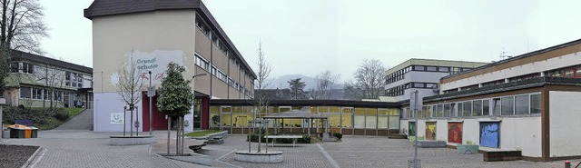 Panoramafoto (Montage) des Schulzentru...ts) und zur Realschule im Hintergrund.  | Foto: Martin Wendel