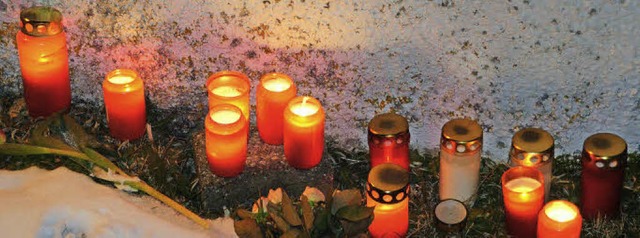 Kerzen an der Hofkapelle fr den toten Jungen  | Foto: Ralf Morys